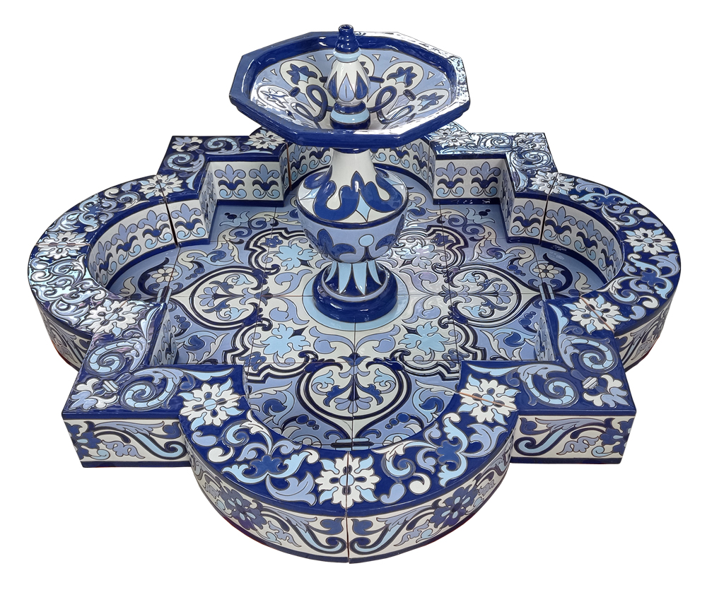 Fuente de cerámica decorada en azul y blanco