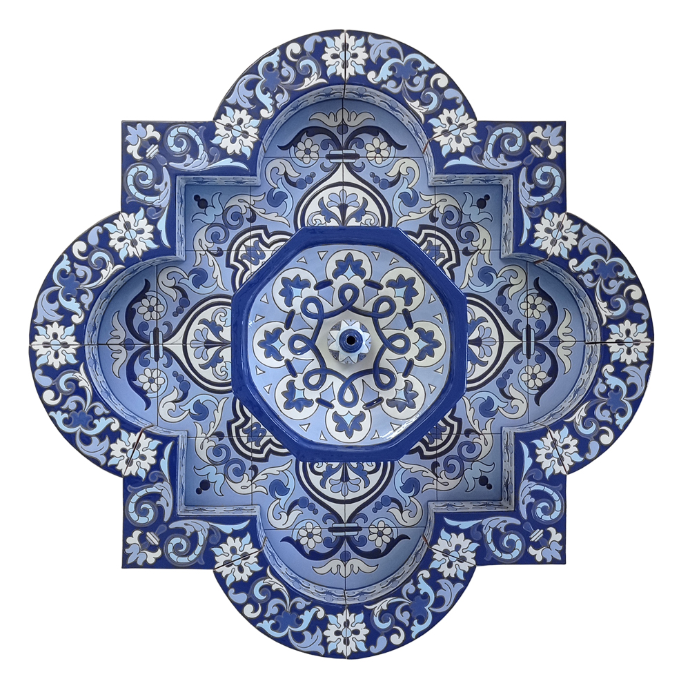Fuente de cerámica decorada en azul y blanco